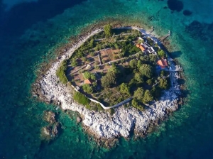 Otočić u Jadranskome moru sa samo tri kuće za neponovljivo ljetovanje