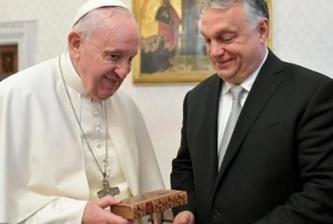 Papa Franjo: Tražim susret s Putinom, a Orban mi je rekao da Rusija rat planira okončati 9. maja