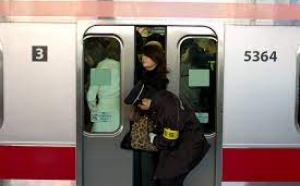 U Japanu postoje ljudi koji su zaduženi da putnike guraju u voz