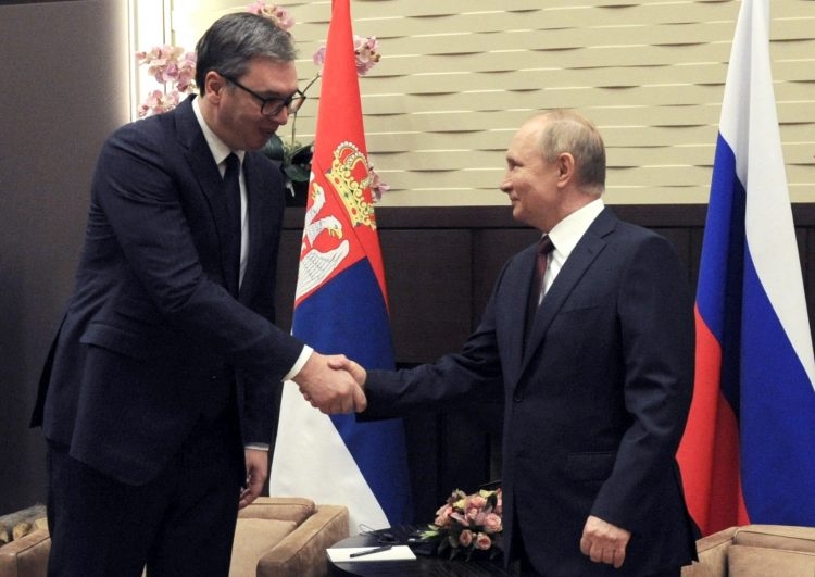 Guardian: Analitičari vjeruju da će se Vučić pridružiti sankcijama Rusiji